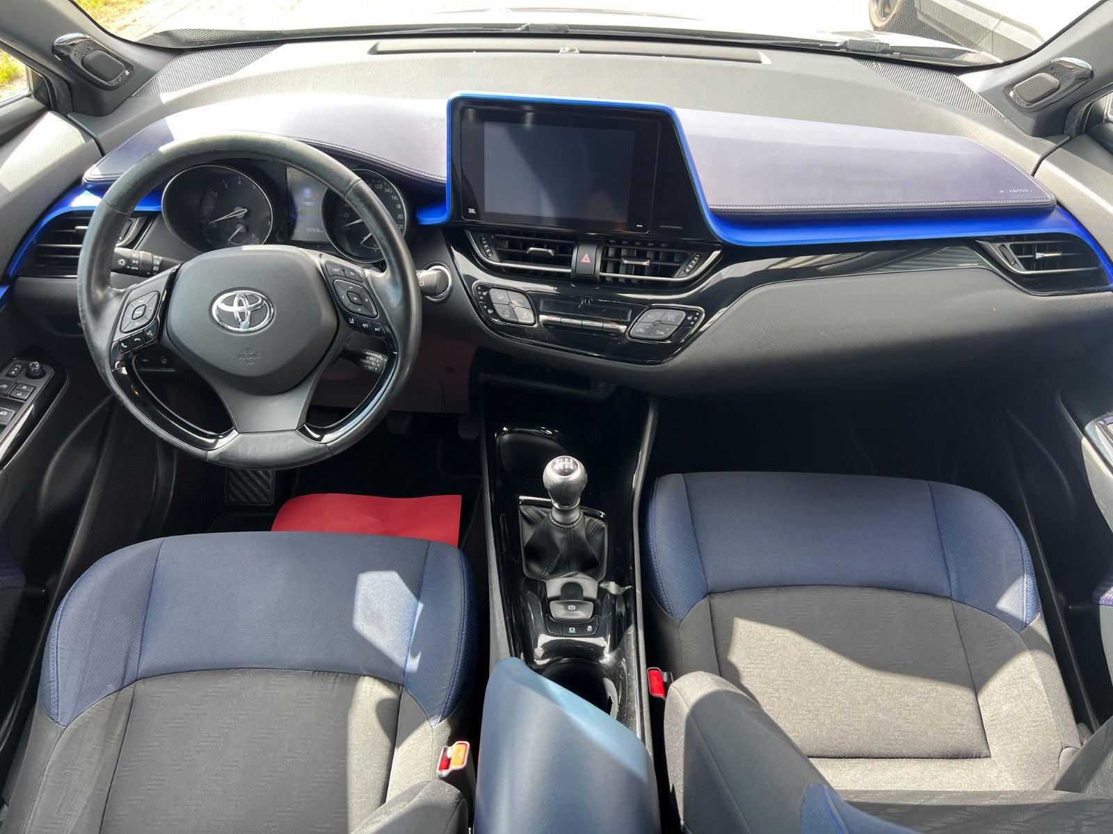 Sølv Toyota C-HR fra 2016