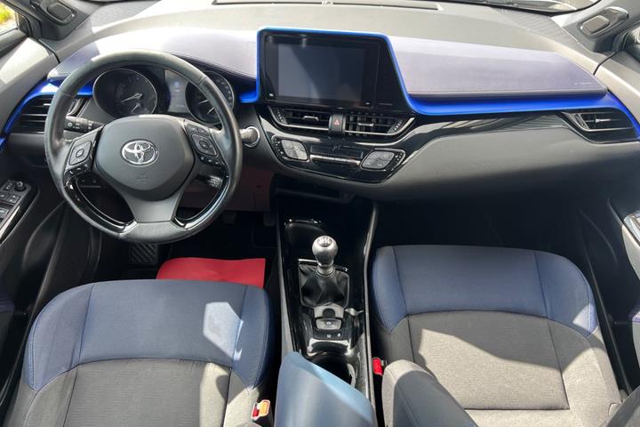 Sølv Toyota C-HR fra 2016