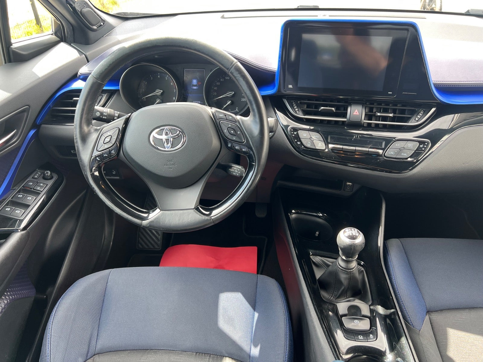Sølv Toyota C-HR fra 2016
