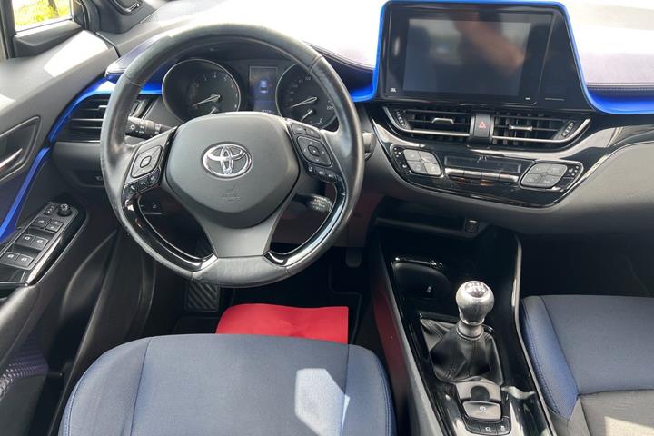 Sølv Toyota C-HR fra 2016