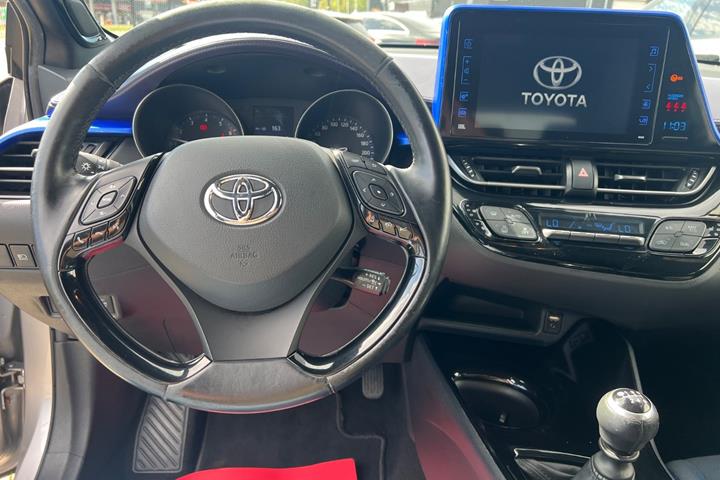 Sølv Toyota C-HR fra 2016