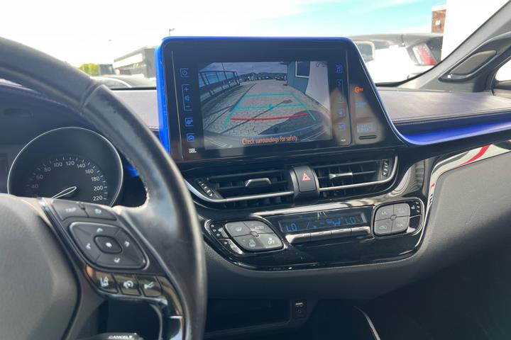 Sølv Toyota C-HR fra 2016