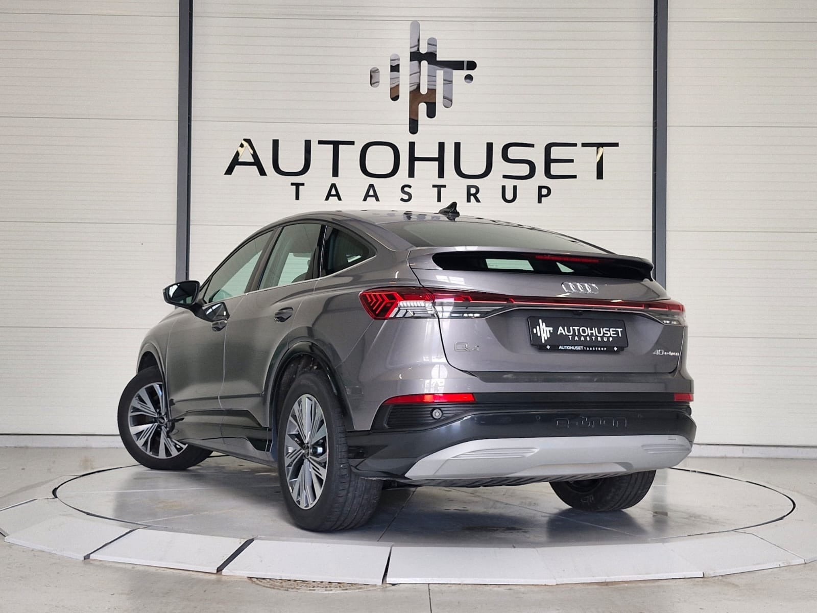 Grå Audi Q4 e-tron fra 2022