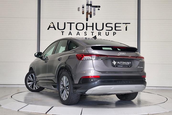 Grå Audi Q4 e-tron fra 2022