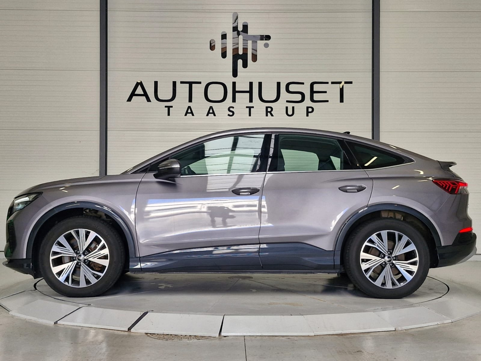 Grå Audi Q4 e-tron fra 2022