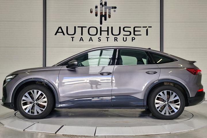Grå Audi Q4 e-tron fra 2022