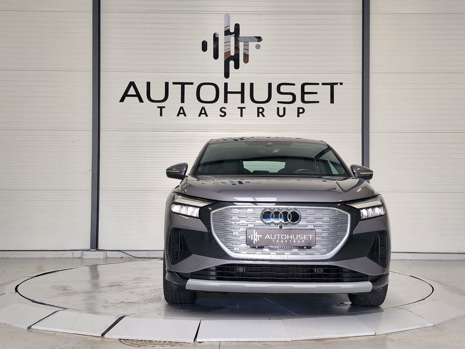 Grå Audi Q4 e-tron fra 2022