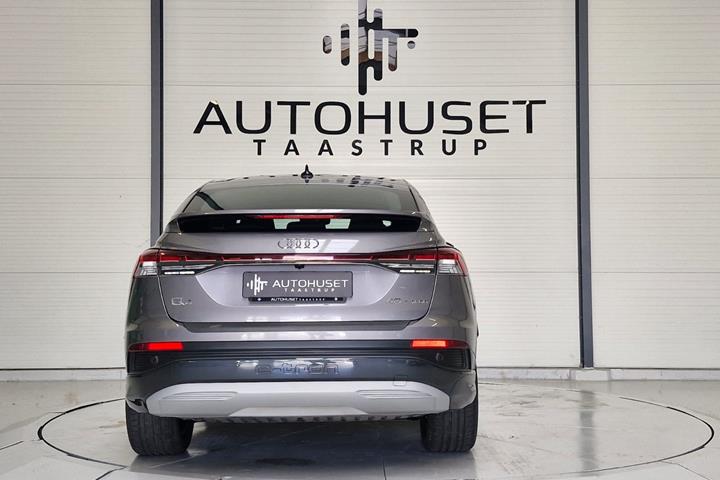 Grå Audi Q4 e-tron fra 2022