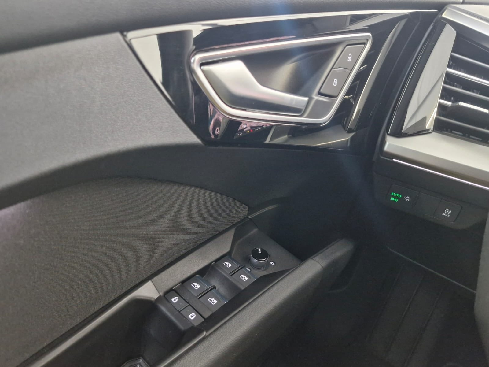 Grå Audi Q4 e-tron fra 2022