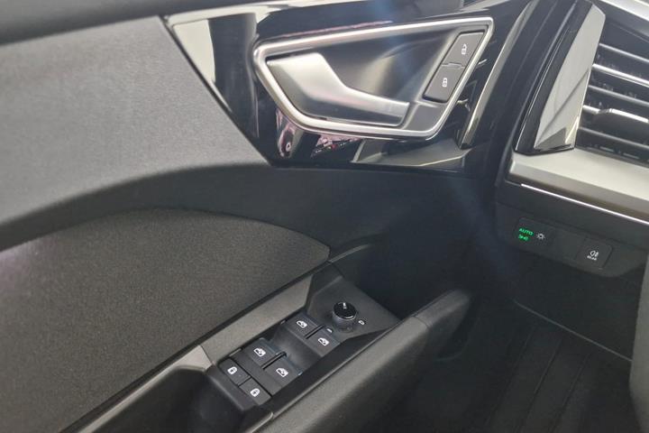 Grå Audi Q4 e-tron fra 2022