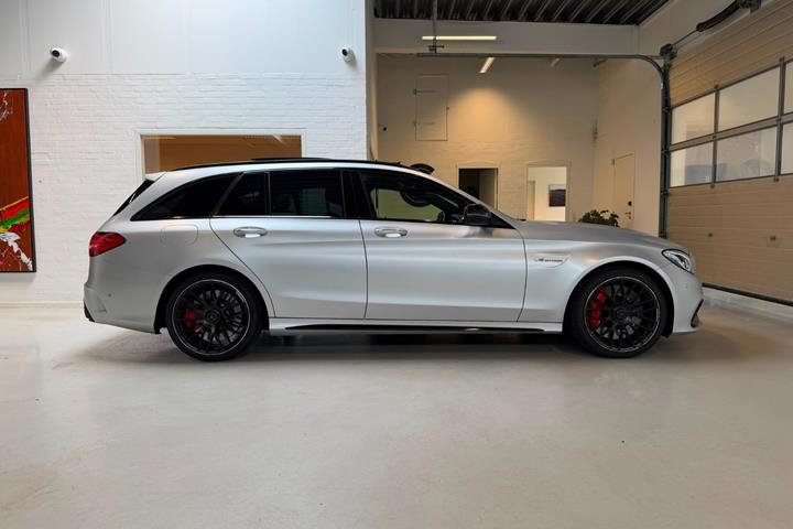 Sølv Mercedes C63 fra 2016