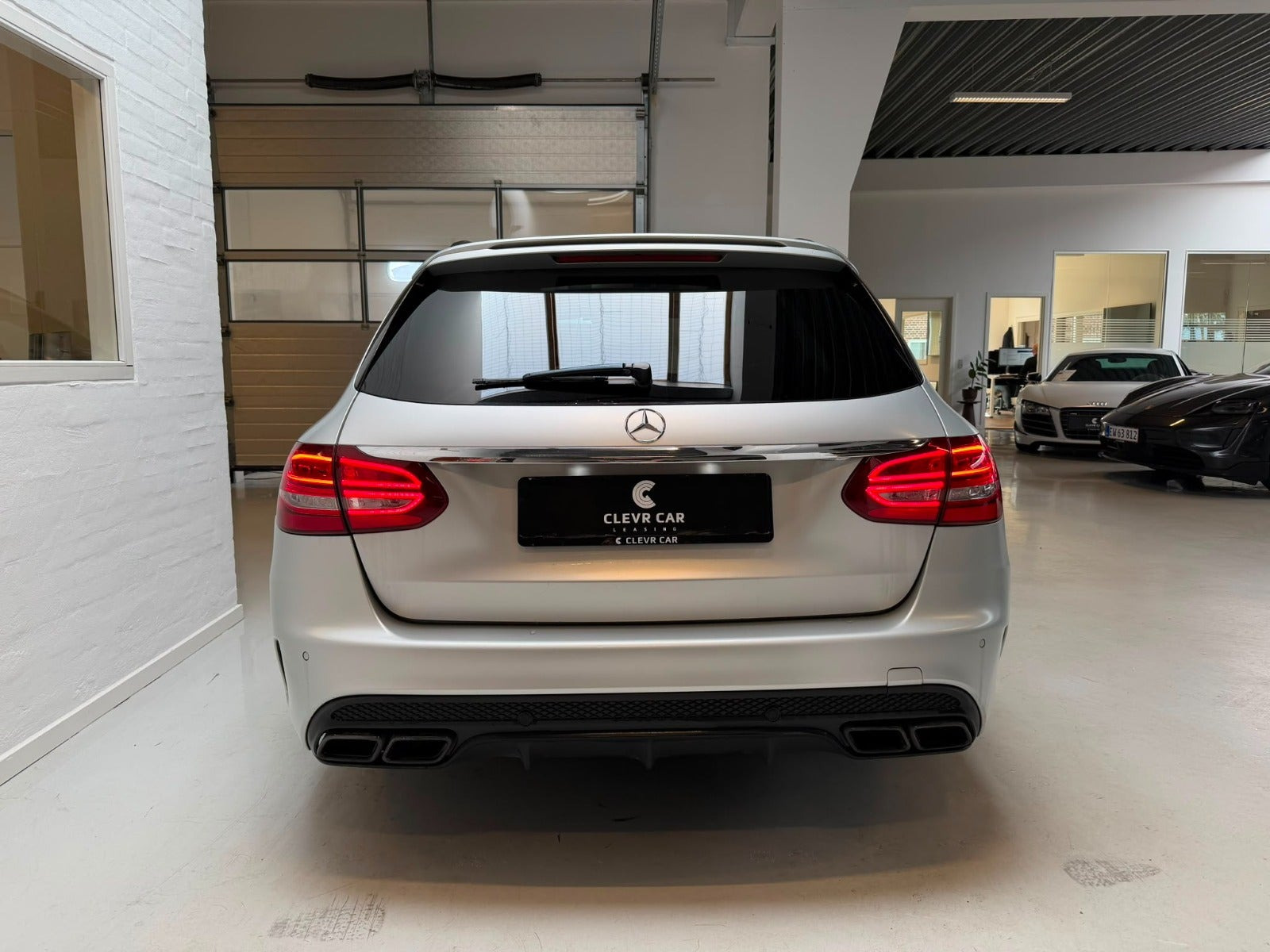 Sølv Mercedes C63 fra 2016