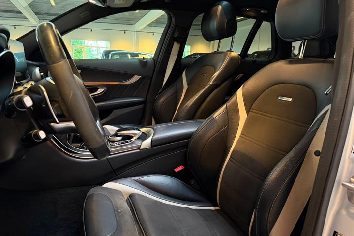 Sølv Mercedes C63 fra 2016