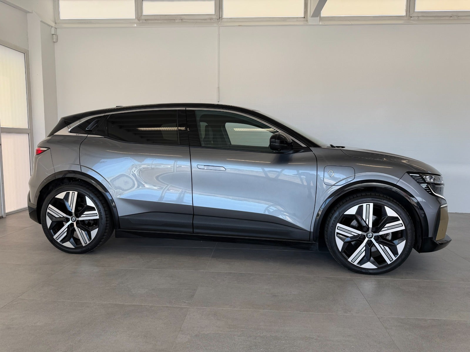 Grå Renault Megane E-Tech fra 2022