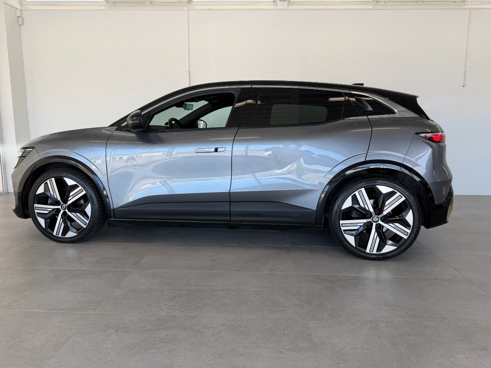 Grå Renault Megane E-Tech fra 2022
