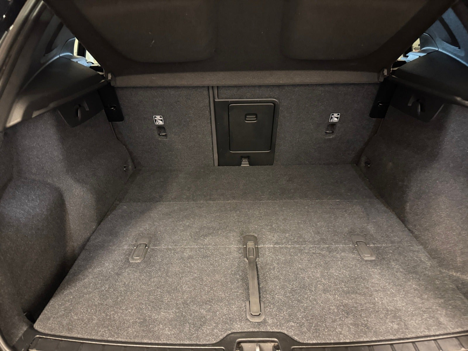 Sort Volvo XC40 fra 2023