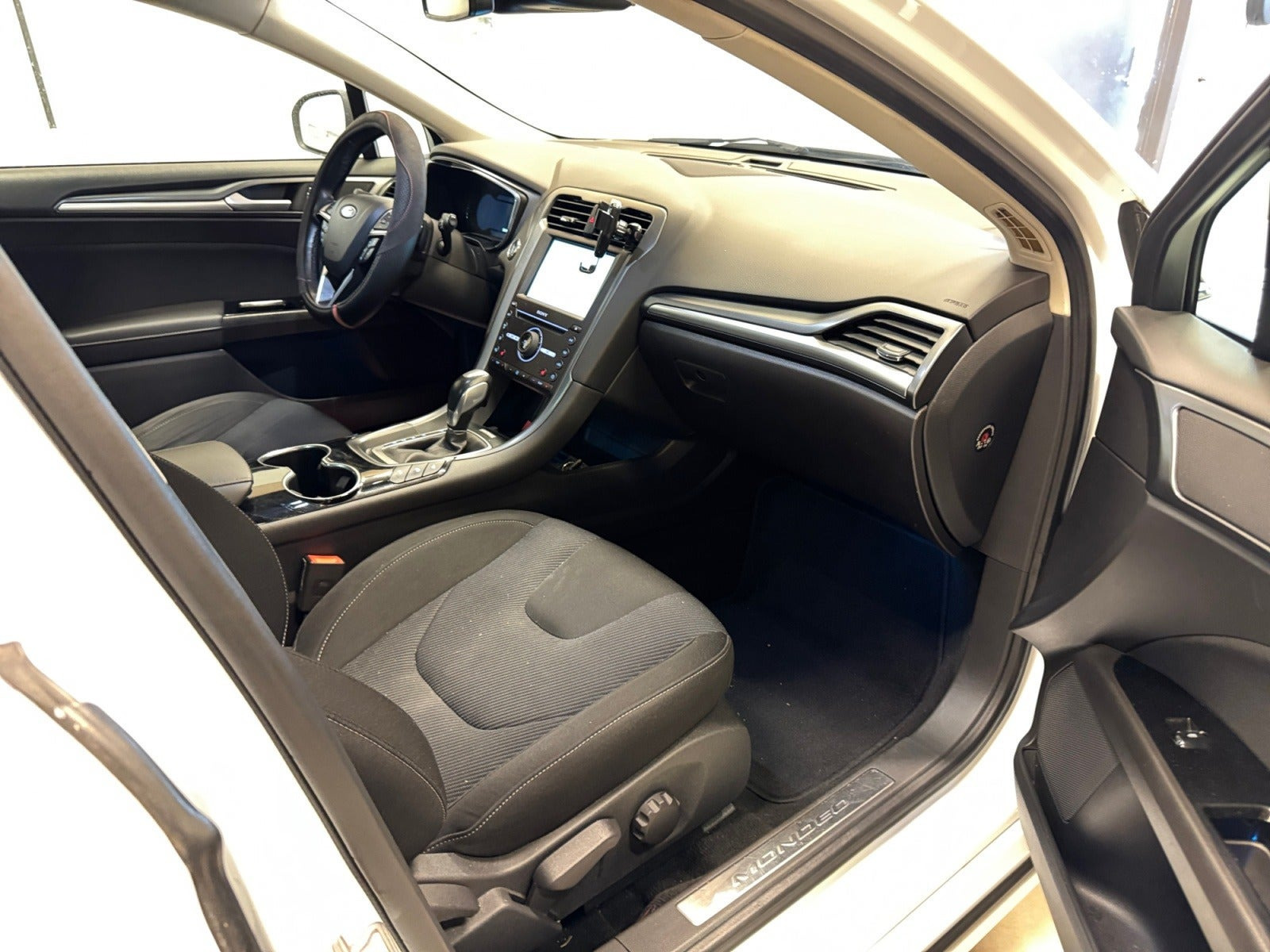 Hvid Ford Mondeo fra 2015