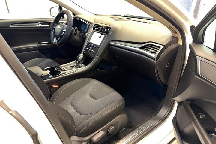 Hvid Ford Mondeo fra 2015