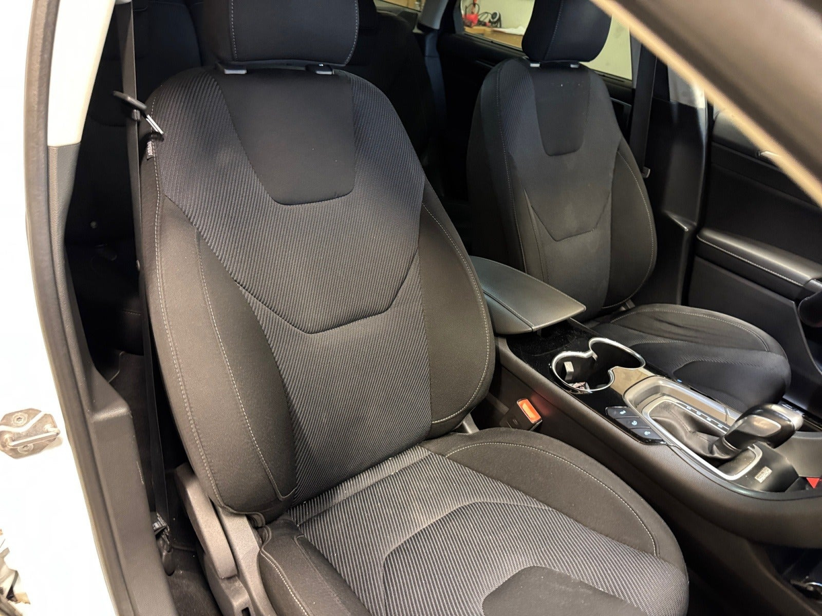Hvid Ford Mondeo fra 2015