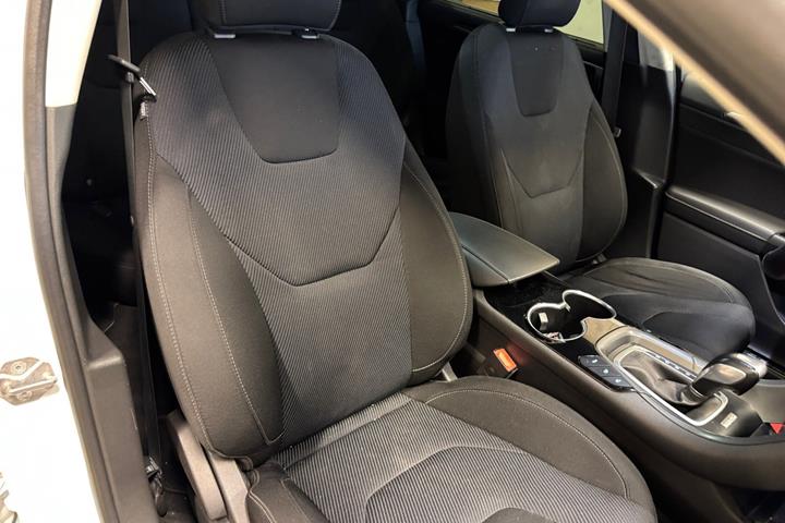 Hvid Ford Mondeo fra 2015