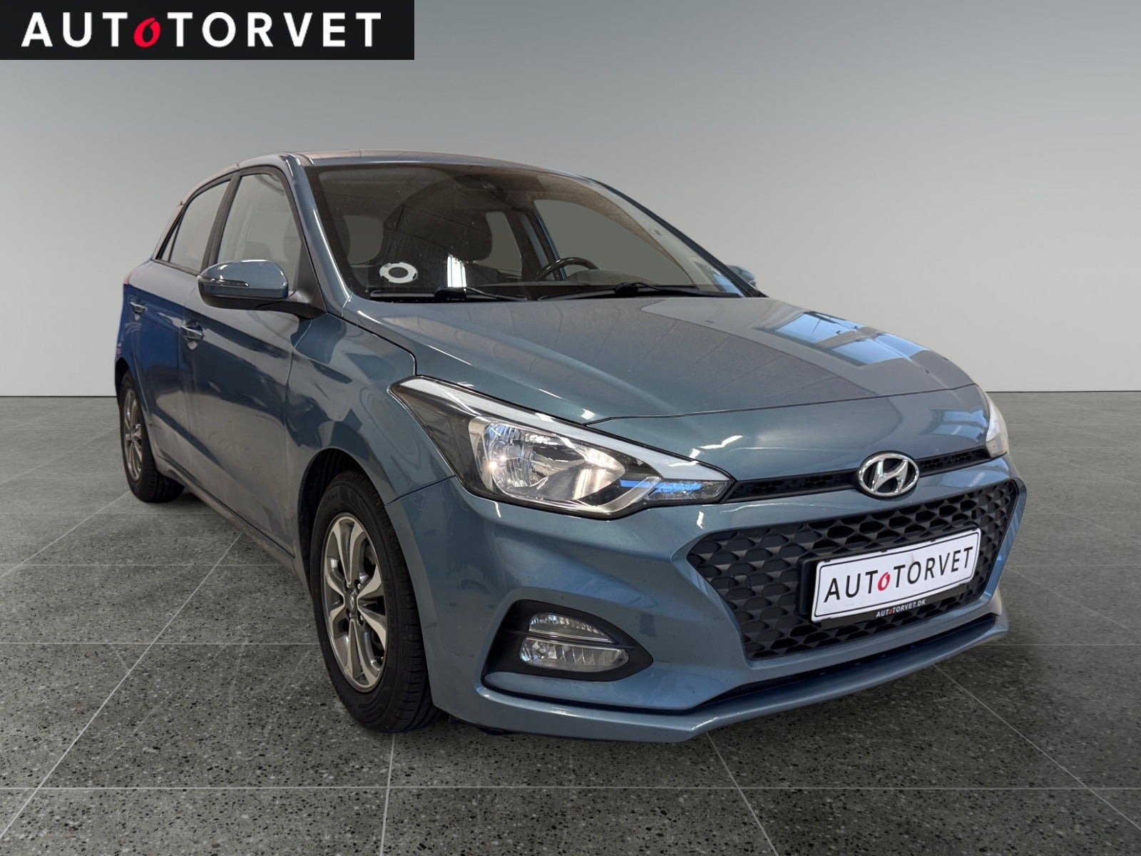 Blå Hyundai i20 fra 2021