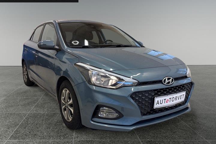 Blå Hyundai i20 fra 2021