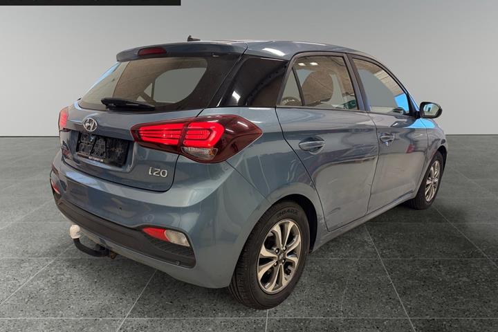 Blå Hyundai i20 fra 2021