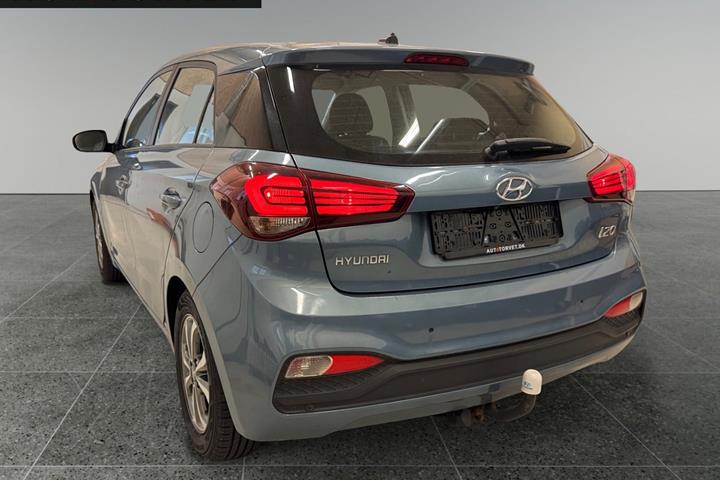 Blå Hyundai i20 fra 2021