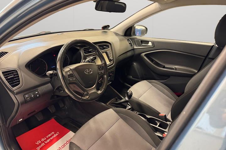 Blå Hyundai i20 fra 2021