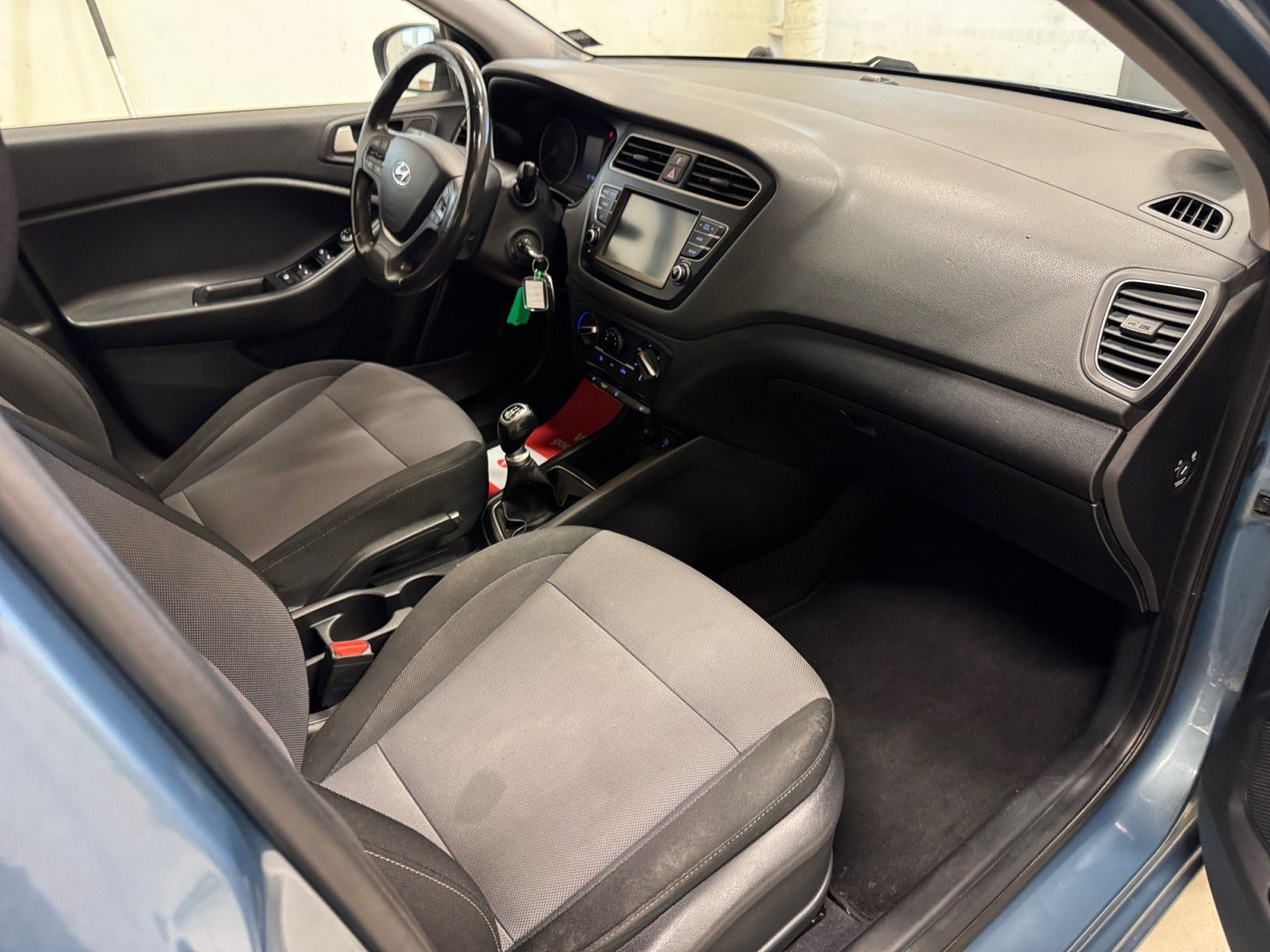 Blå Hyundai i20 fra 2021