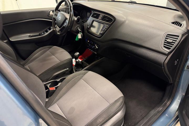 Blå Hyundai i20 fra 2021