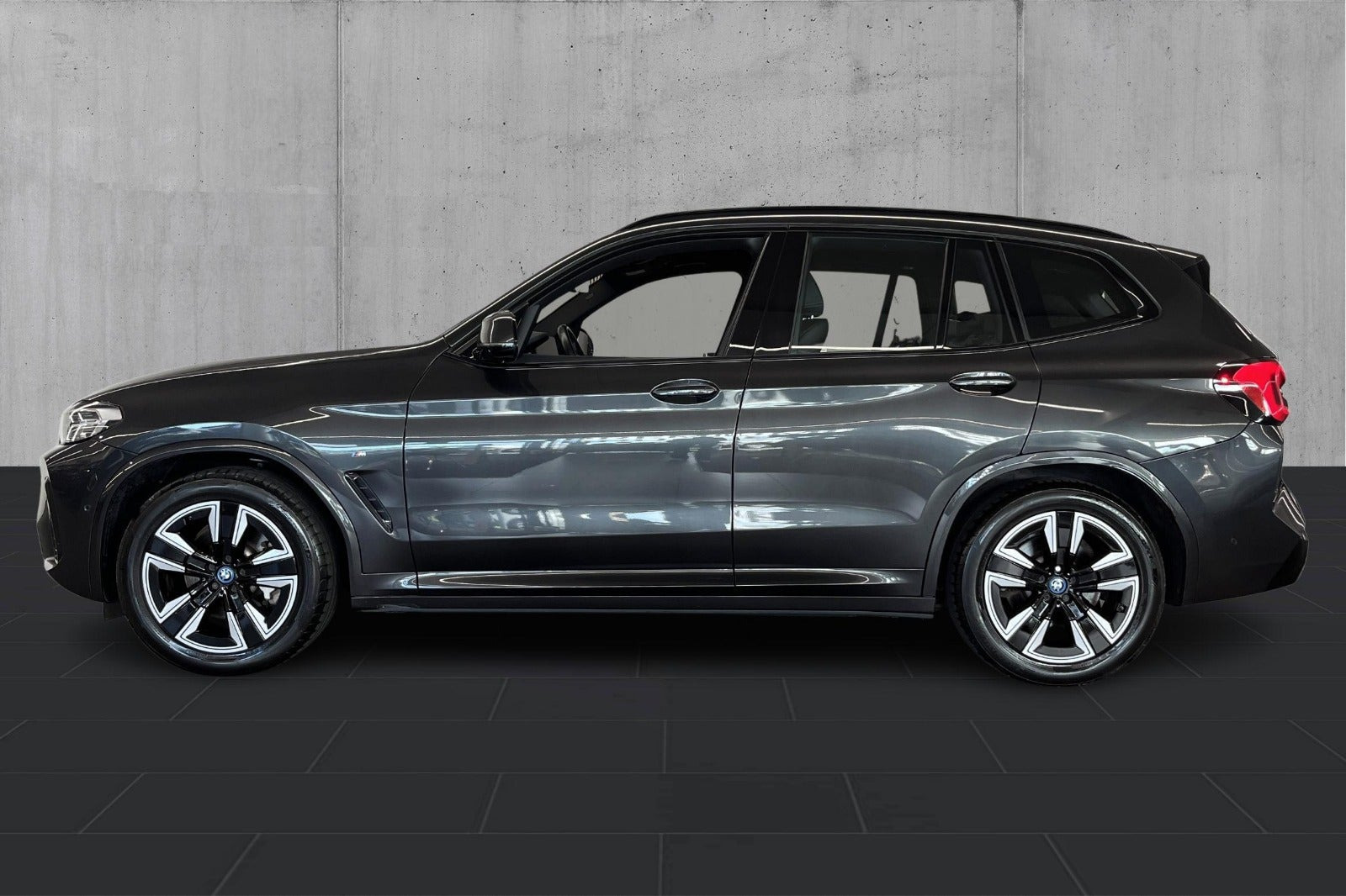 Grå BMW iX3 fra 2022