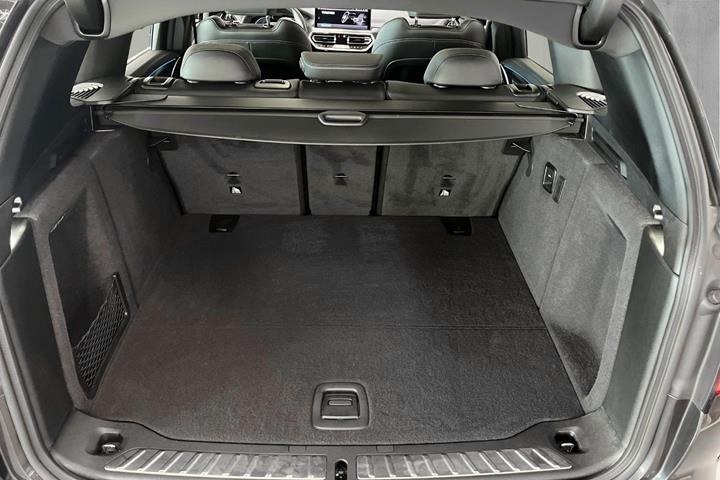 Grå BMW iX3 fra 2022
