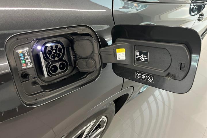 Grå BMW iX3 fra 2022