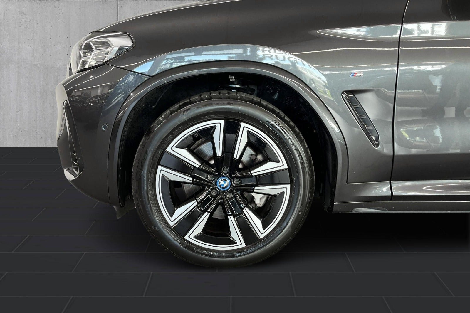 Grå BMW iX3 fra 2022