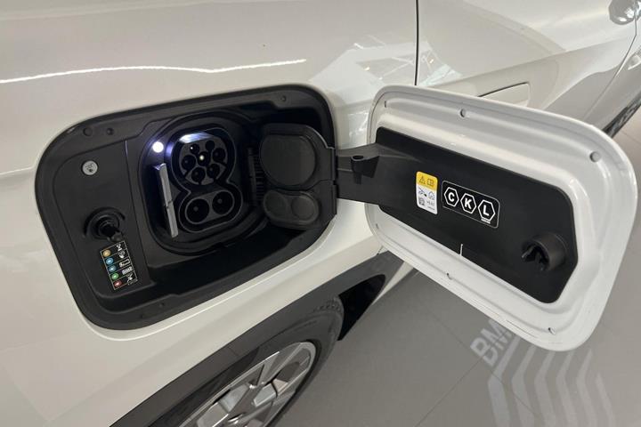 Hvid BMW iX1 fra 2024