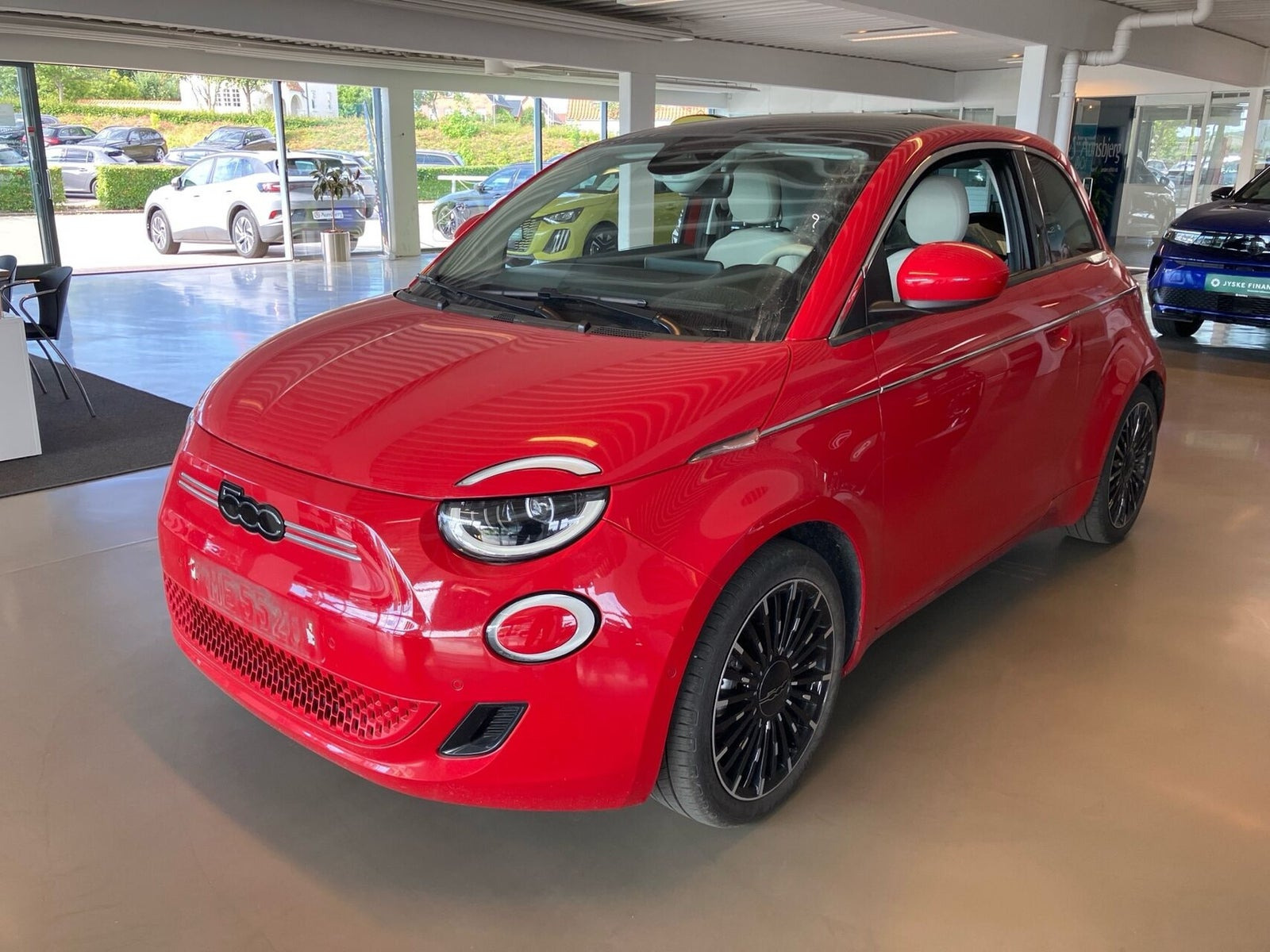 Rød Fiat 500e fra 2023