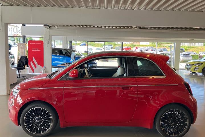 Rød Fiat 500e fra 2023