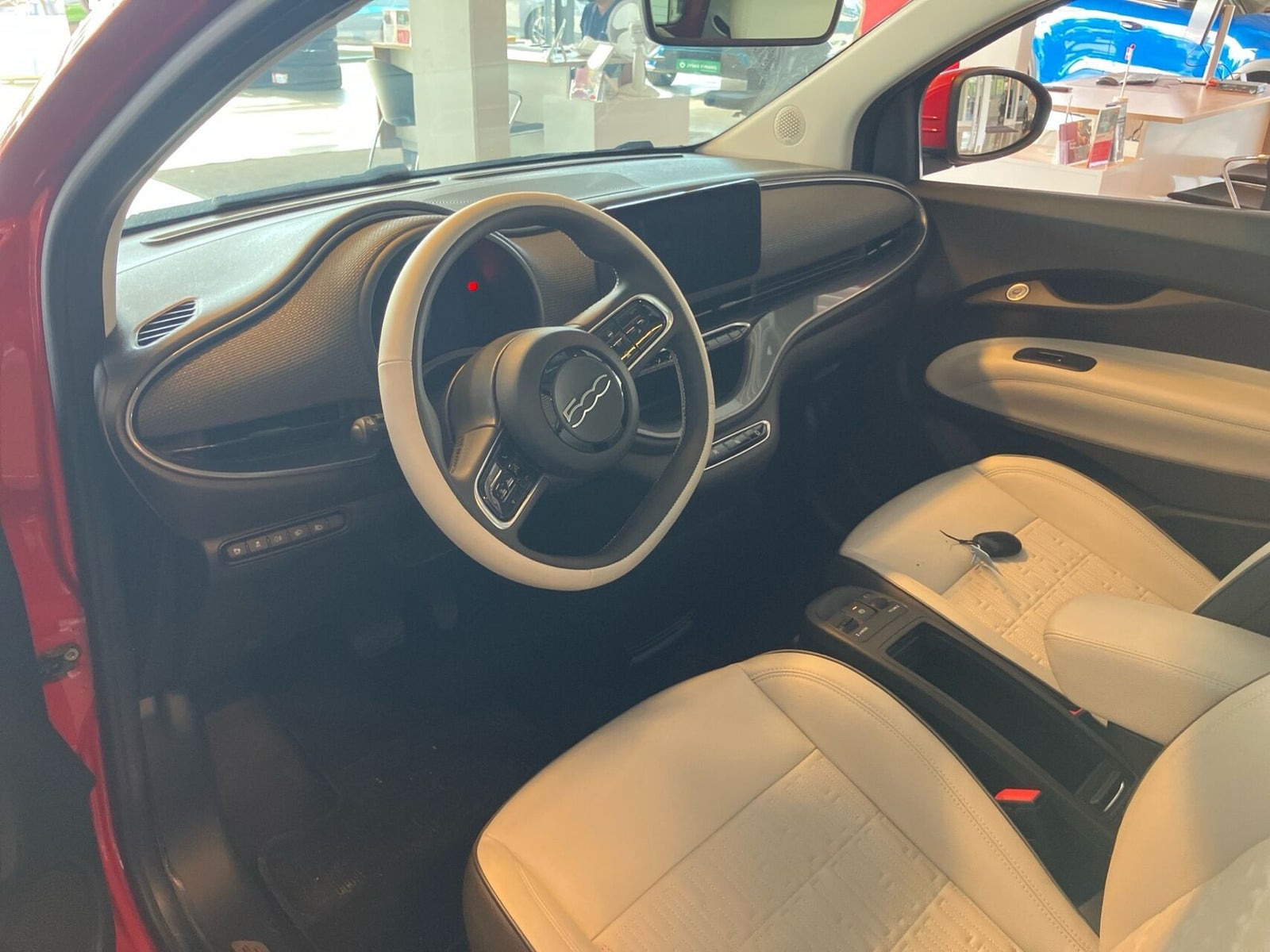 Rød Fiat 500e fra 2023