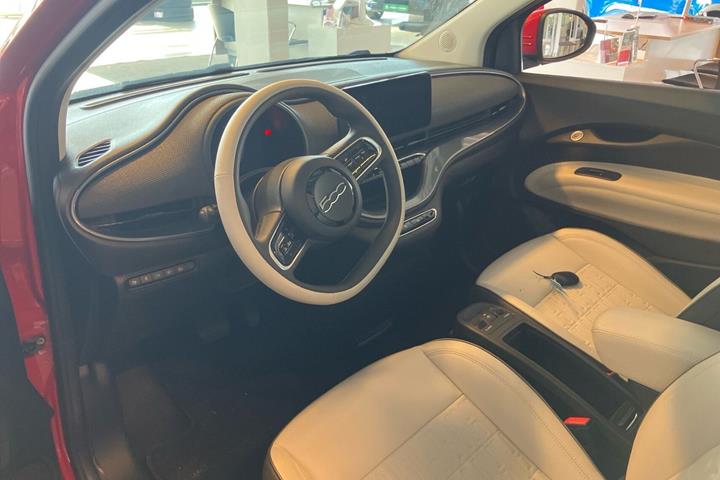 Rød Fiat 500e fra 2023