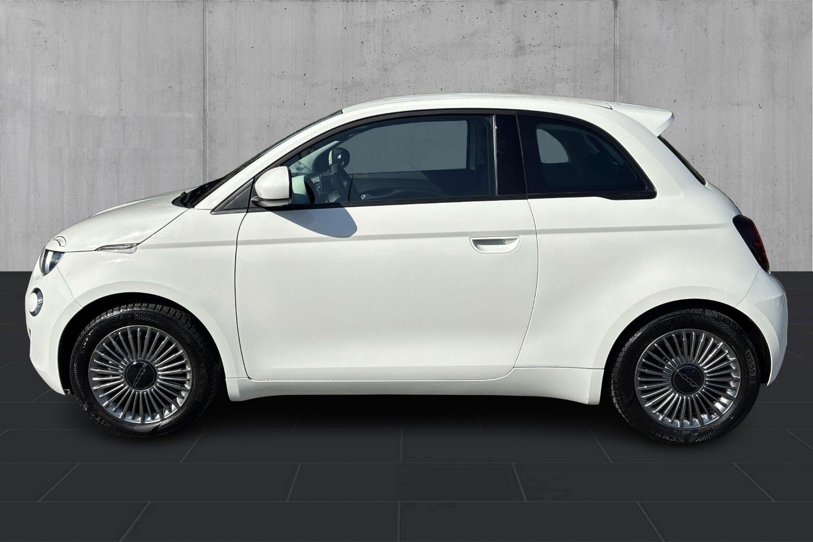 Hvid Fiat 500e fra 2023
