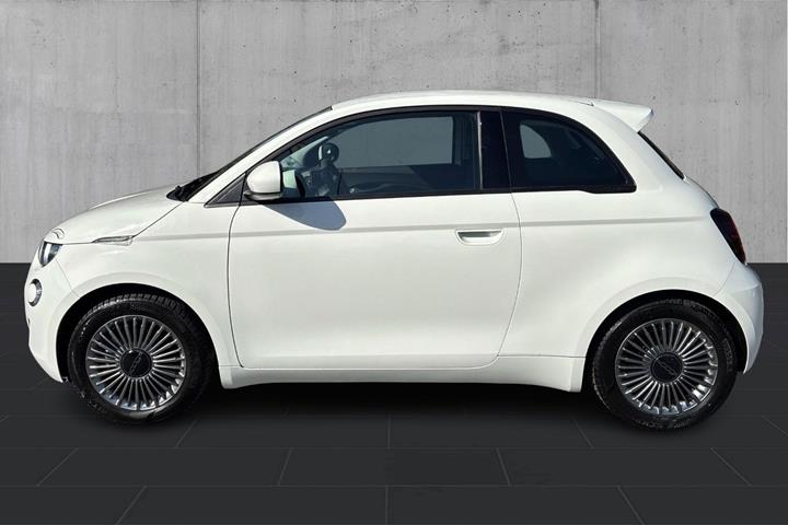Hvid Fiat 500e fra 2023