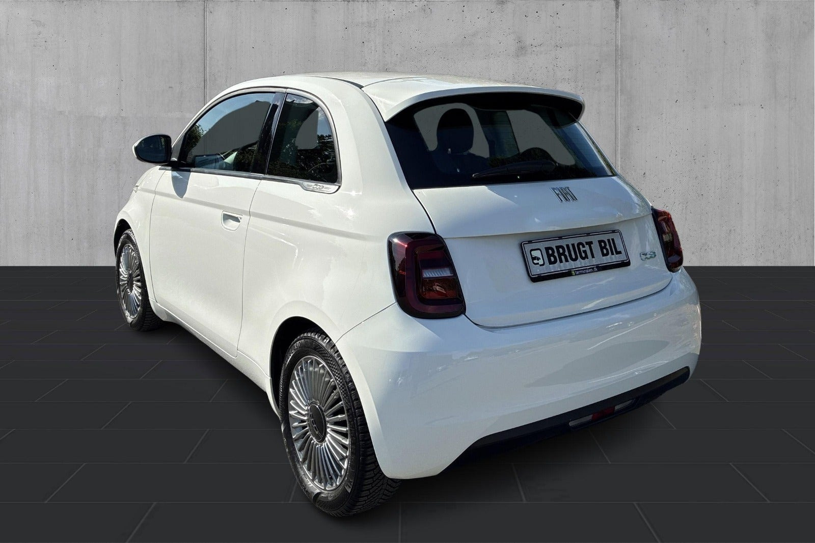 Hvid Fiat 500e fra 2023
