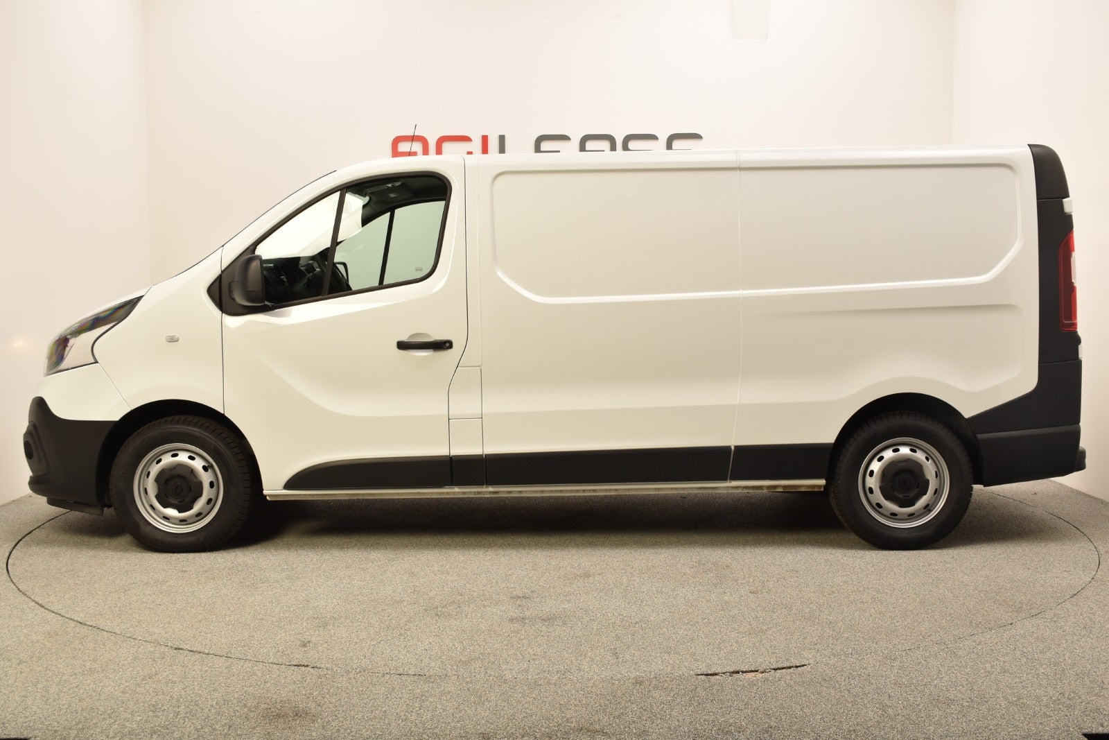 Hvid Renault Trafic T29 fra 2021