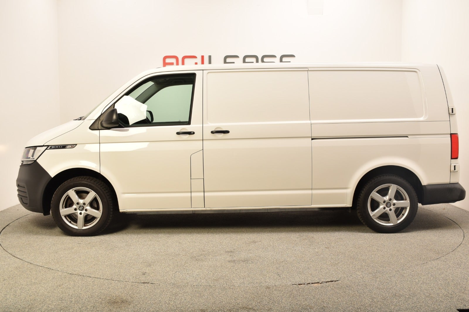 Hvid VW Transporter fra 2020