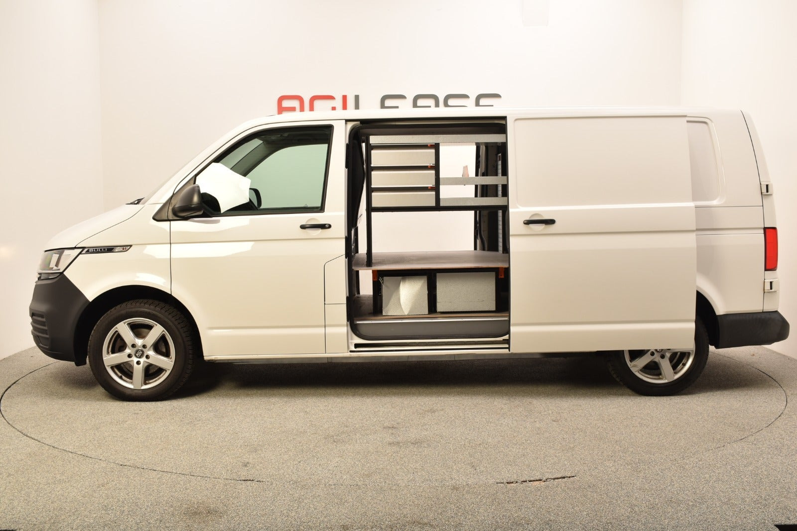 Hvid VW Transporter fra 2020
