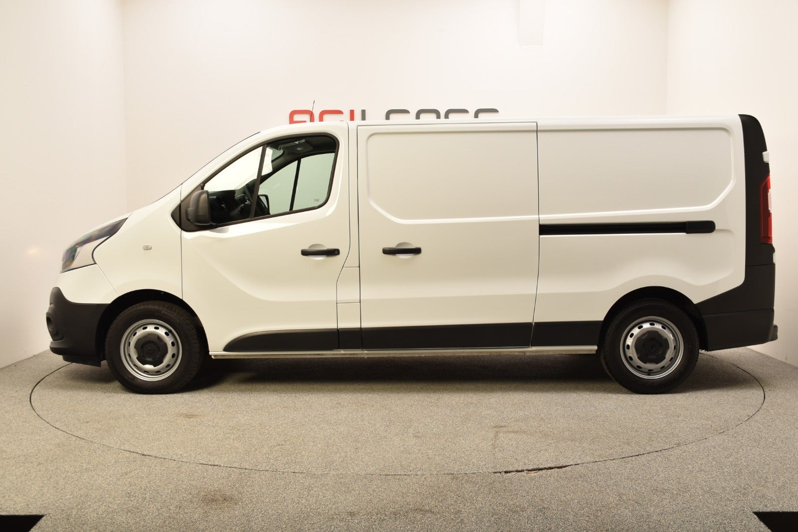 Hvid Renault Trafic T29 fra 2021