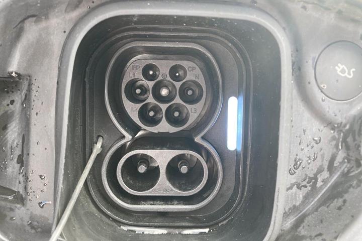 Blå Polestar 2 fra 2023