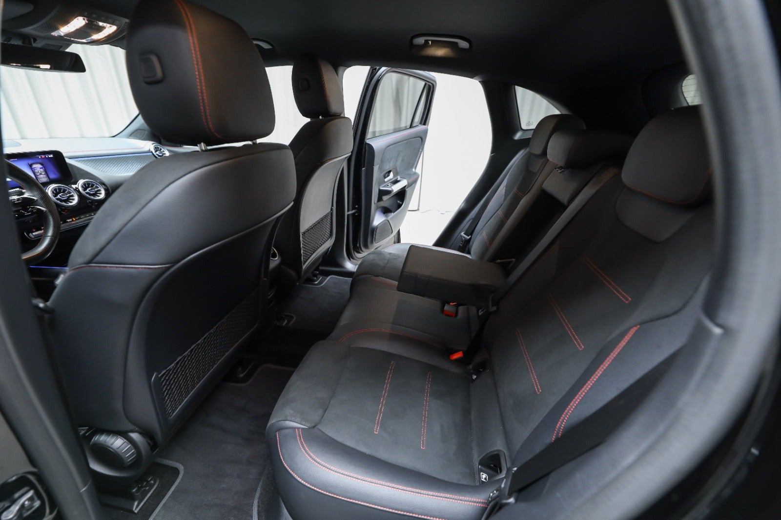 Sort Mercedes EQA350 fra 2025
