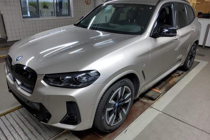 Sølv BMW iX3 fra 2022 set udefra